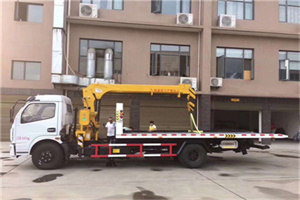 运河附近汽车轮胎更换